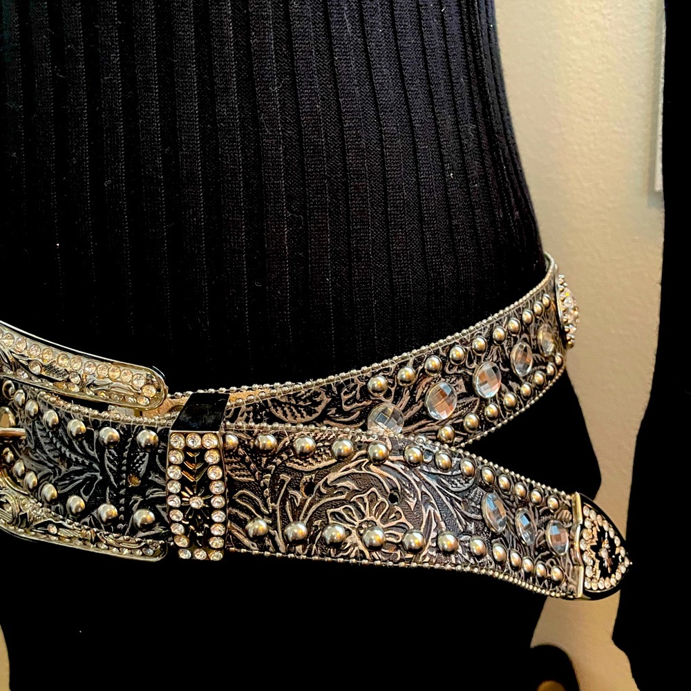 Blazin Roxy black/silver rhinestone studded belt. Size L
